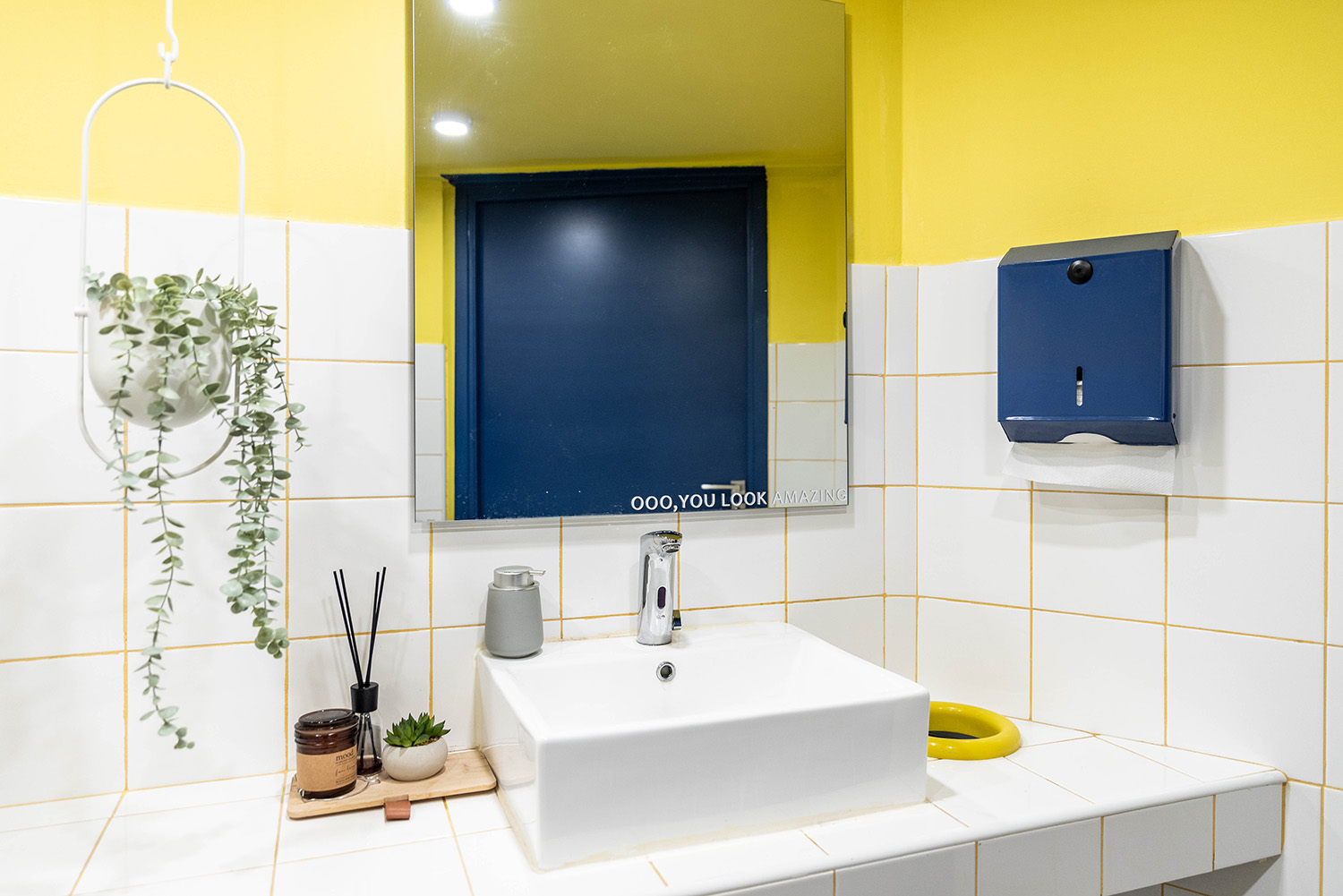 morning-sweetie -interior-toilet-yellow-blue